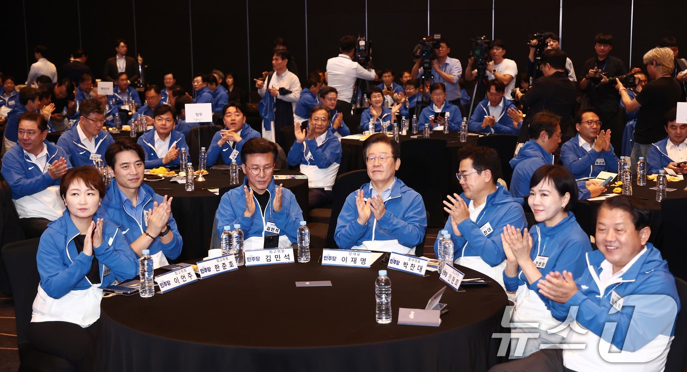 더불어민주당 이재명 대표와 박찬대 원내대표를 비롯한 의원들이 29일 오후 인천 중구 한 호텔에서 열린 2024년 정기국회 국회의원 워크숍에 참석해 손뼉을 치고 있다. 2024.8.29/뉴스1 ⓒ News1 김민지 기자