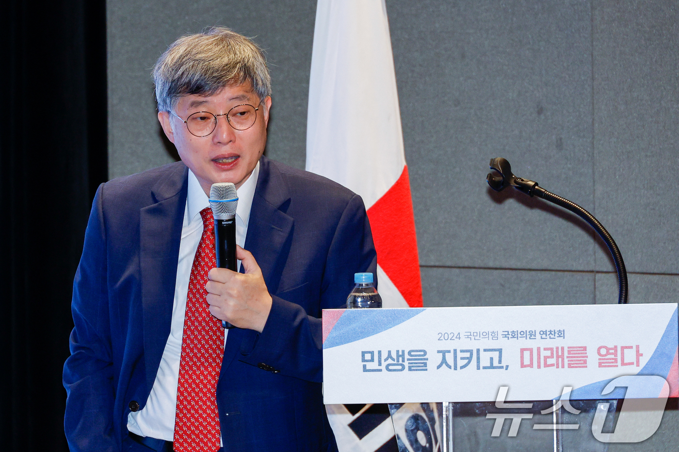 (인천=뉴스1) 안은나 기자 = 장영수 고려대 법학전문대학원 교수가 29일 오후 인천 중구 인천국제공항공사 인재개발원에서 열린 2024 국민의힘 국회의원 연찬회에서 '민주당 탄핵공 …