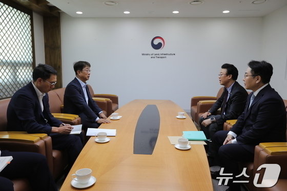 본문 이미지 - 23일 곽규택 의원이 박상우 국토교통부 장관을 만나 구덕운동장 도시재생 혁신지구 공모사업 문제점을 설명하고 있다.2024.8.23.(주민협의회 제공)