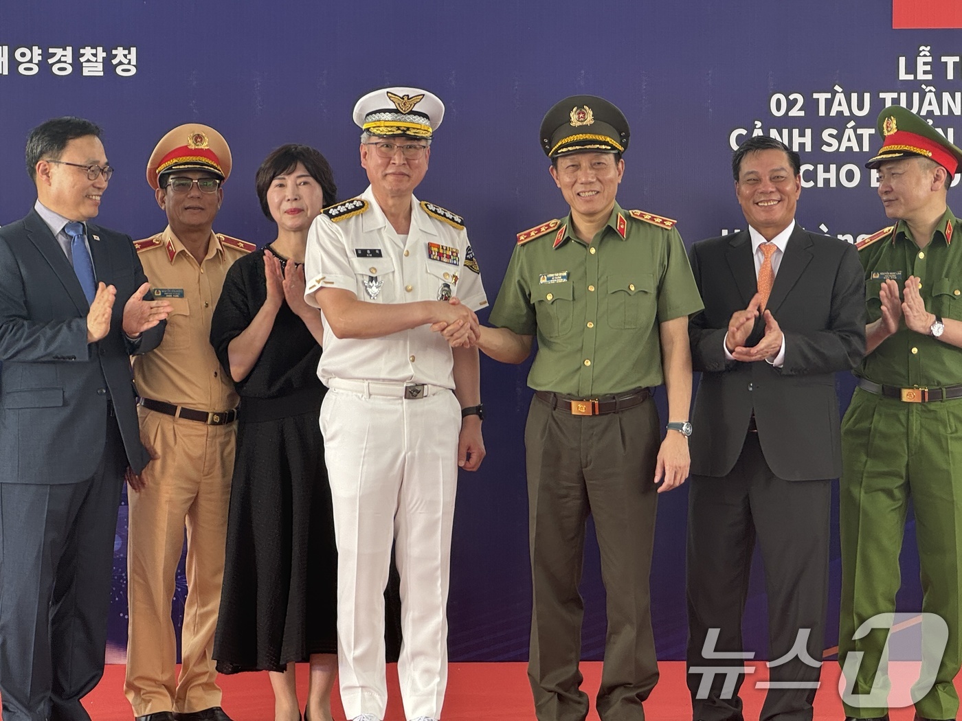 (서울=뉴스1) = 29일 베트남 북부 항구도시 하이퐁에서 열린 ‘대한민국 해양경찰 경비함정 양여 인도식’에서 김종욱 해양경찰청장 (왼쪽 네 번째) 등 참석자들이 기념촬영을 하고 …