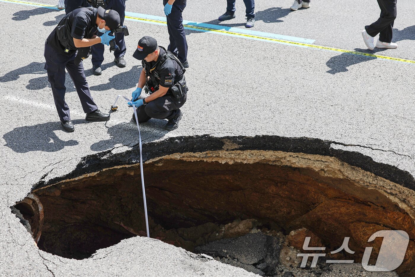 8월 29일 서울 서대문구 성산대교 방면 성산로에서 땅꺼짐 현상&#40;싱크홀&#41;이 발생해 경찰 과학수사대 대원들이 현장감식을 실시하고 있다. 소방당국 등에 따르면 이번 사고로 승용차에 탑승 중이던 70대 여성과 80대 남성이 중상을 입고 병원으로 옮겨졌다. 2024.8.29/뉴스1 ⓒ News1 민경석 기자