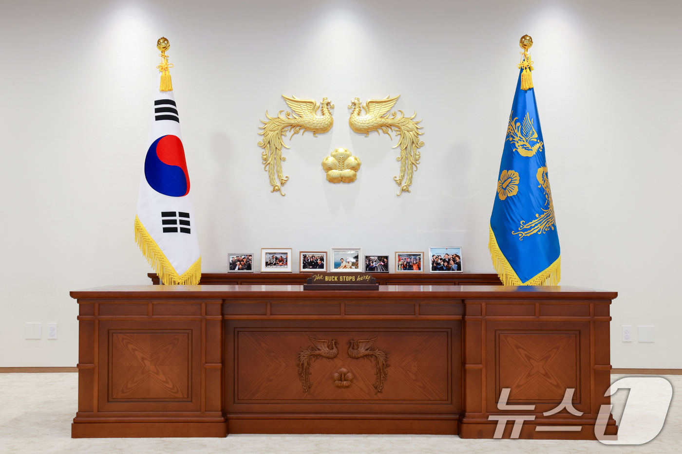 (서울=뉴스1) 송원영 기자 = 윤석열 대통령이 29일 용산 대통령실 집무실에서 국정브리핑을 했다. 사진은 집무실에 놓인 윤 대통령의 사진. (대통령실 제공) 2024.8.29/뉴 …