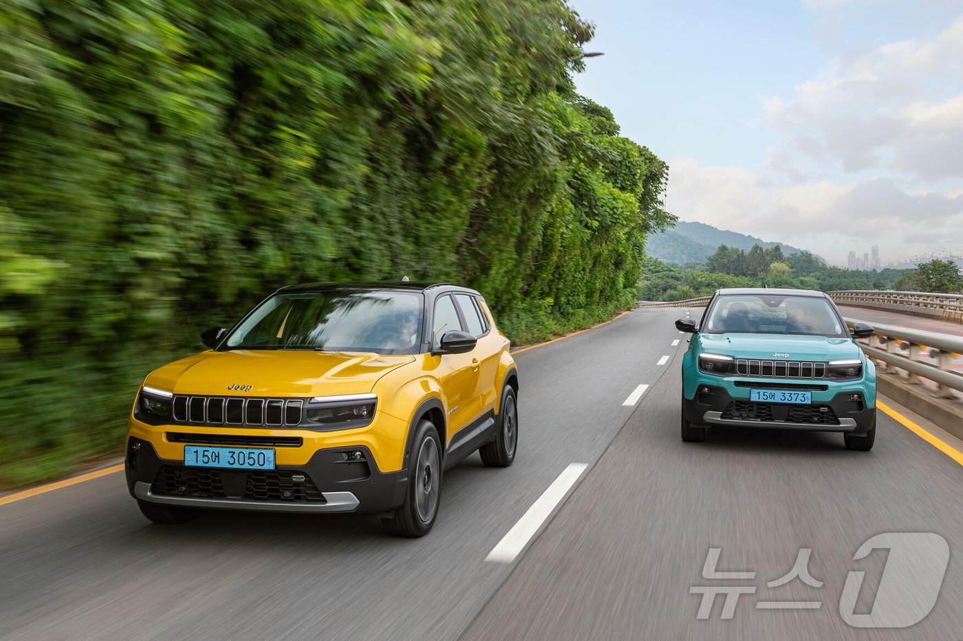 본문 이미지 - 주행 중인 지프의 소형 전기 SUV 어벤저 모습.(스텔란티스코리아 제공) 