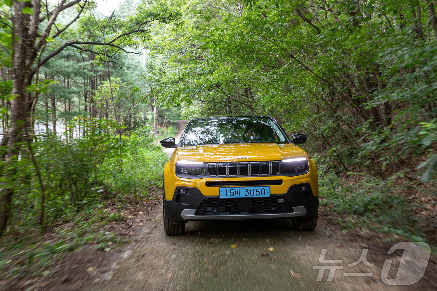 본문 이미지 -  숲길을 달리는 지프 어벤저.(스텔란티스코리아 제공)