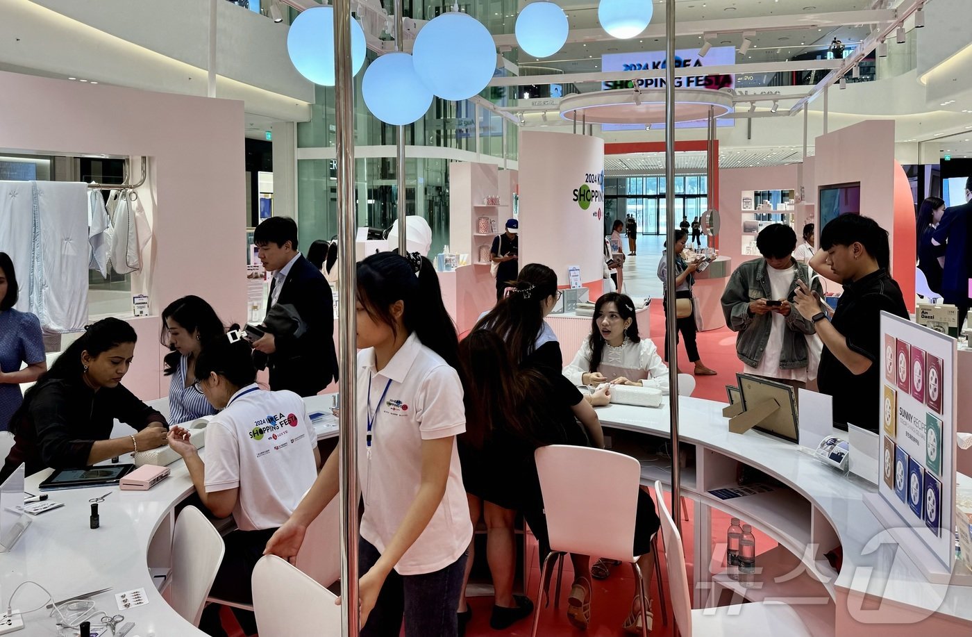 본문 이미지 - 사진은 중소벤처기업부 동행축제 개막에 맞춰 베트남 하노이 롯데몰에 행사에 마련한 뷰티 팝업. ⓒ News1 이민주 기자