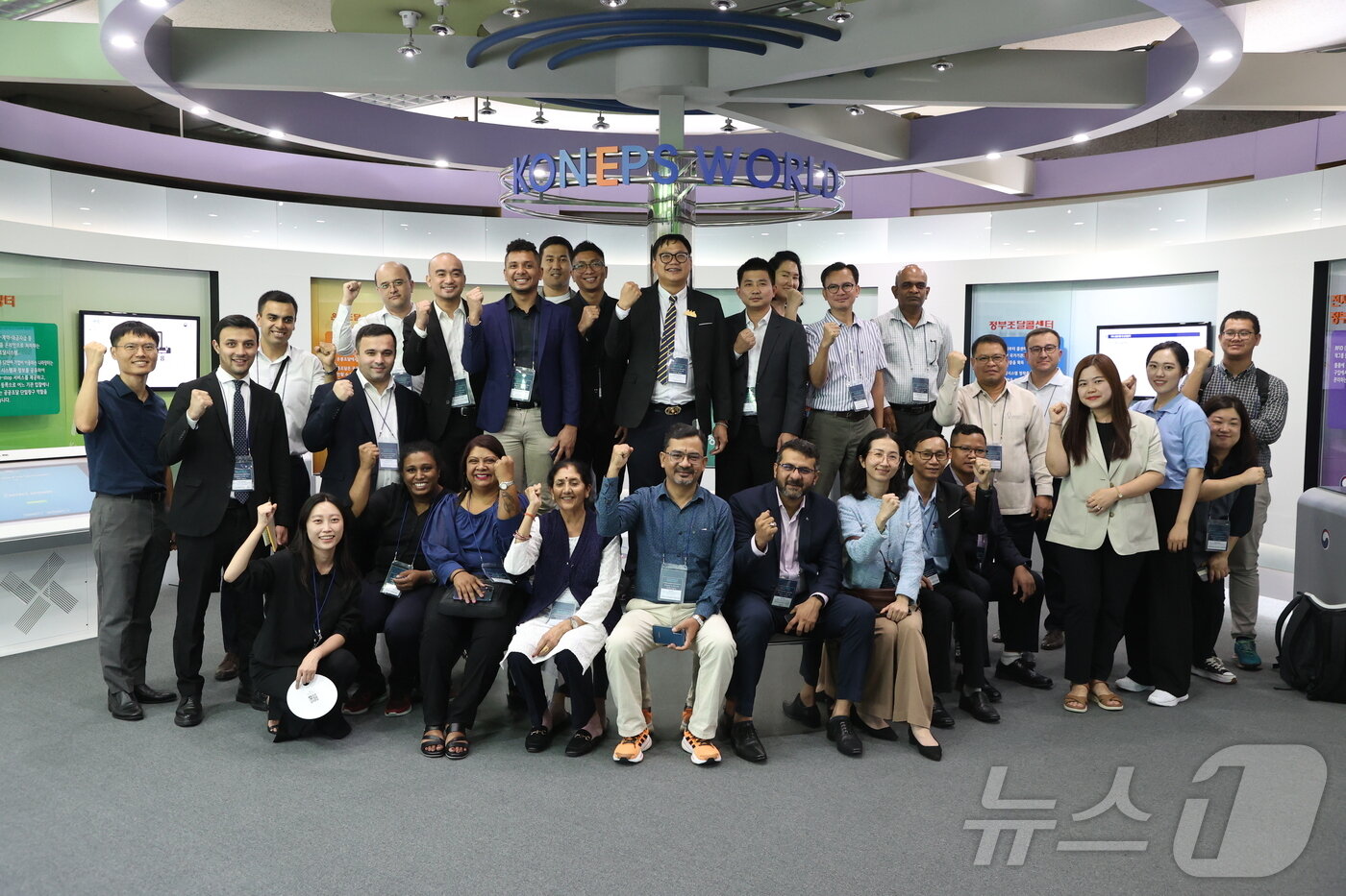 본문 이미지 - 아태지역 실무 공무원들이 27일 조달청 전시관을 방문해 한국형 공공조달시스템을 체험한 뒤 기념촬영을 하고 있다.(조달청 제공)/뉴스1 