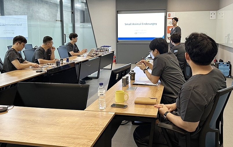 본문 이미지 - 복강경 수술에 대한 수의사들의 친숙도를 높이기 위해 소수 인원으로 세미나가 진행됐다. (본동물의료센터 제공) ⓒ 뉴스1