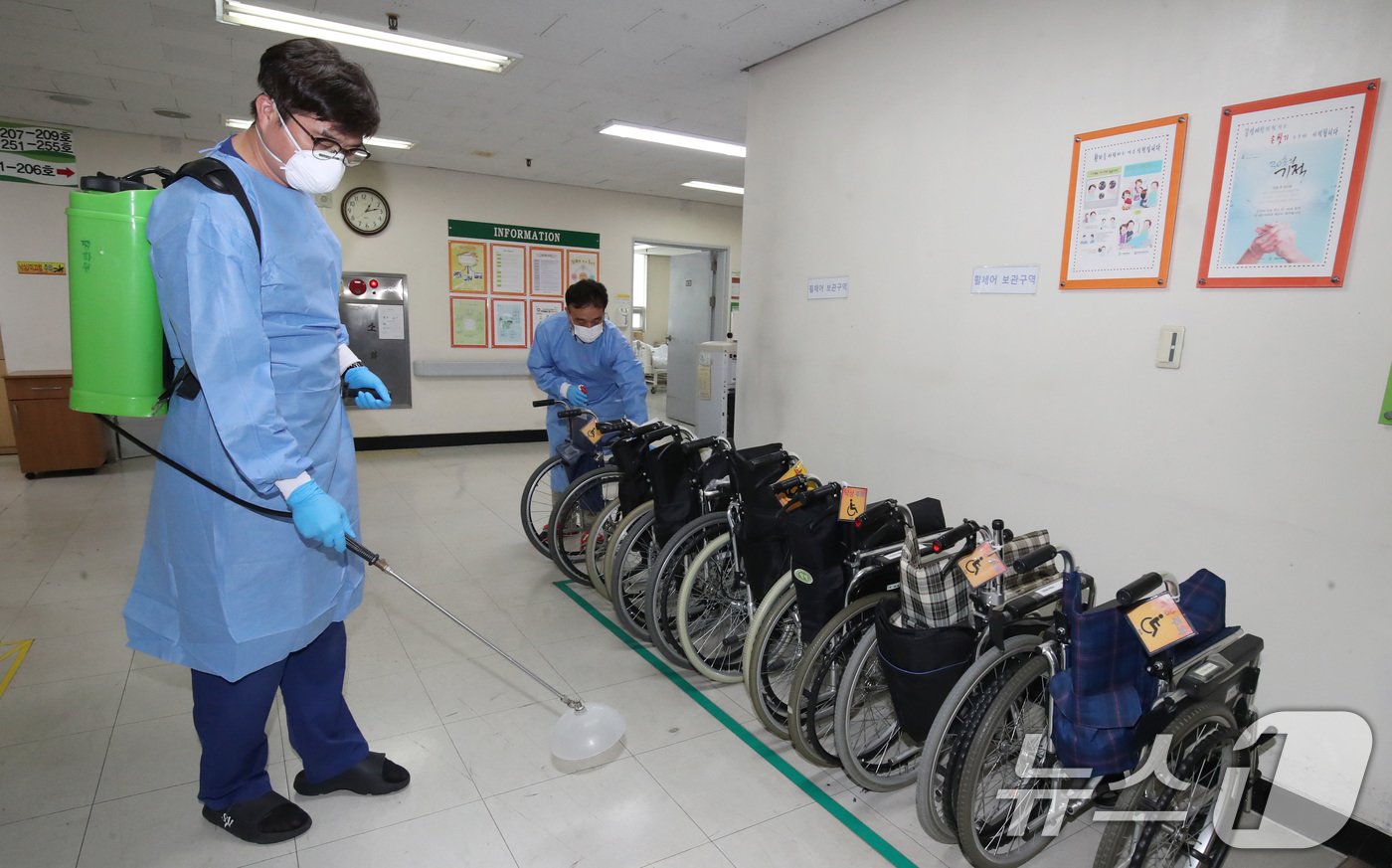 대전 중구 평화요양병원에서 관계자들이 코로나19 재확산을 방지하기 위해 방역 작업을 하고 있다. 2024.8.29/뉴스1 ⓒ News1 김기태 기자