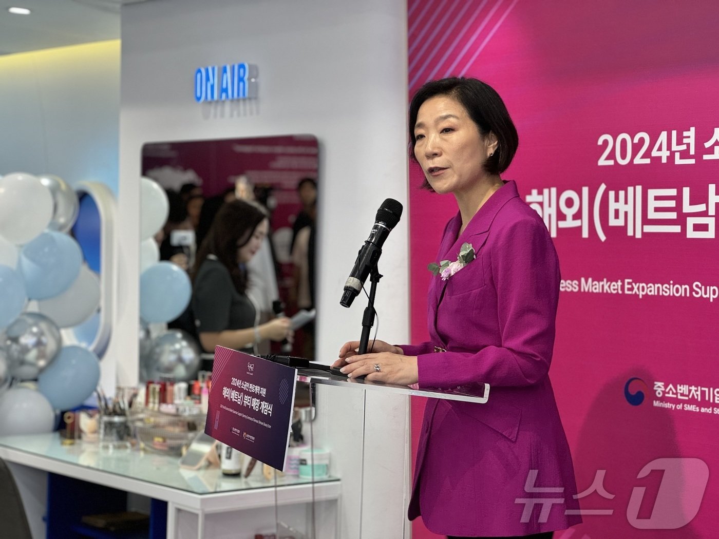 본문 이미지 - 오영주 중기부 장관이 29일 베트남 하노이에서 열린 소공인 전용 매장 '두근두근'에서 축사를 하고 있다. ⓒ News1 이민주 기자