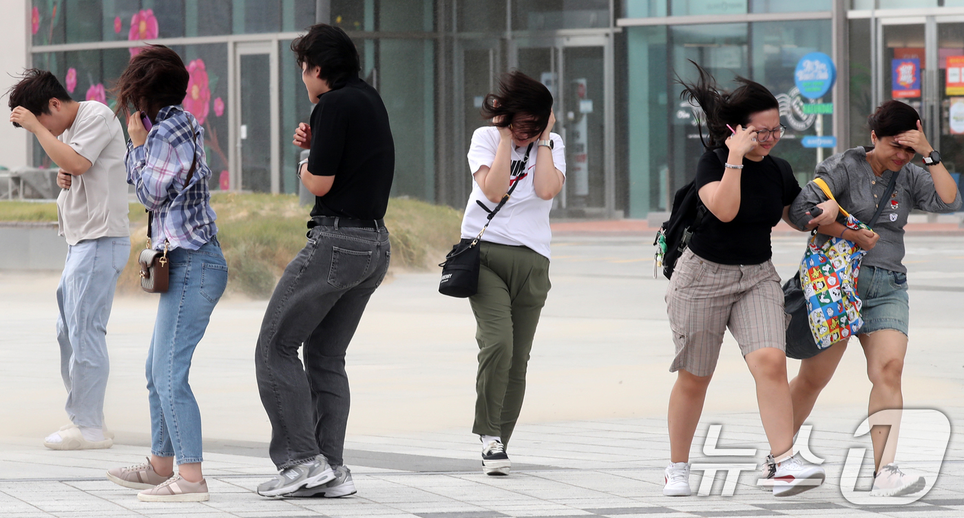 (부산=뉴스1) 윤일지 기자 = 제10호 태풍 '산산' 영향으로 부산에 강풍주의보가 발효된 29일 오후 부산 해운대구 엘시티 인근에 강한 빌딩풍이 몰아쳐 시민, 외국인 관광객 등이 …