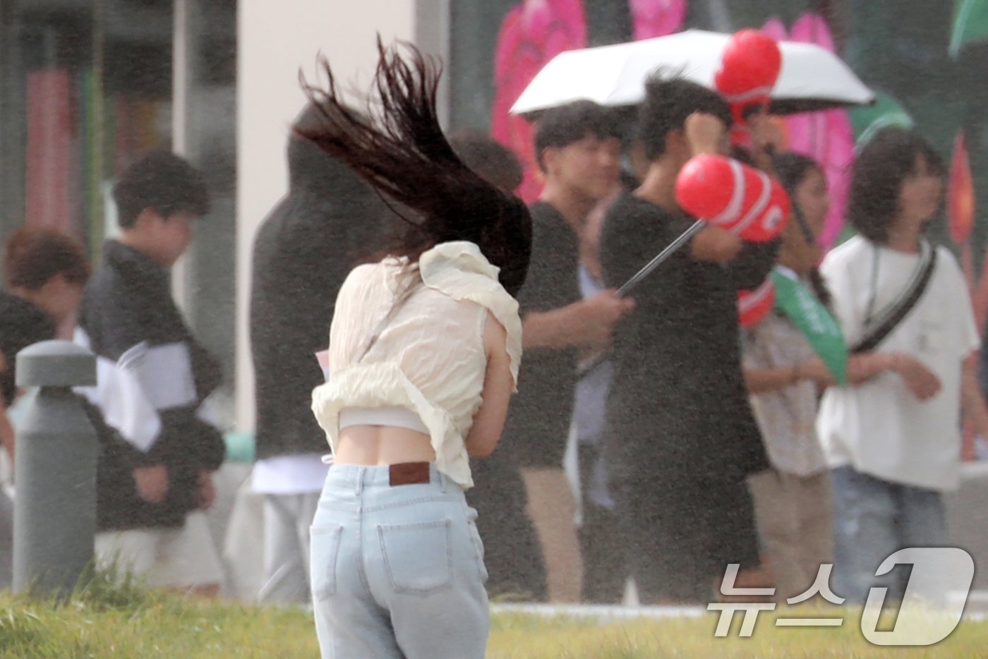 본문 이미지 - 제10호 태풍 '산산' 영향으로 부산에 강풍주의보가 발효된 29일 오후 부산 해운대구 엘시티 인근에 강한 빌딩풍이 몰아쳐 시민들이 힘겹게 걷고 있다. 2024.8.29/뉴스1 ⓒ News1 윤일지 기자