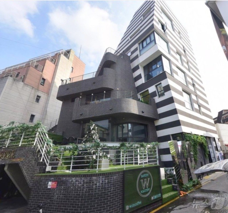 본문 이미지 - 공효진은 지난 2016년 1월 홍대 클럽거리 인근인 마포구 서교동의 한 건물을 토지 3.3㎡당 4085만 원, 총 63억 원에 계약했다. 신축 건물은 2017년 9월 준공됐으며 지하 3층에서 지상 7층에 규모로 연면적 539평으로 지어졌다.(네이버 지도 제공) 