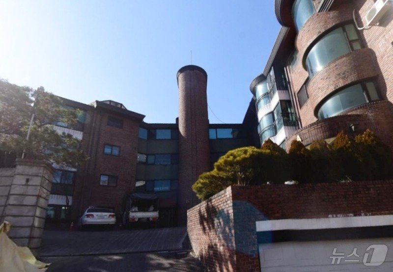 본문 이미지 - 공효진은 실거주 목적으로 서울 중구 신당동 남산자락에 위치한 고급빌라를 소유하고 있다.(네이버 지도 제공)