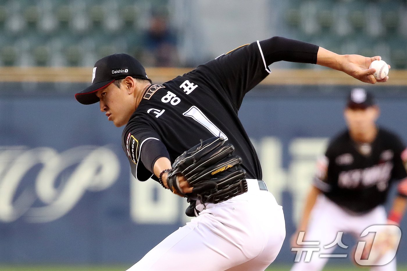 본문 이미지 - 불펜 대기하는 KT 고영표. /뉴스1 DB ⓒ News1 이승배 기자