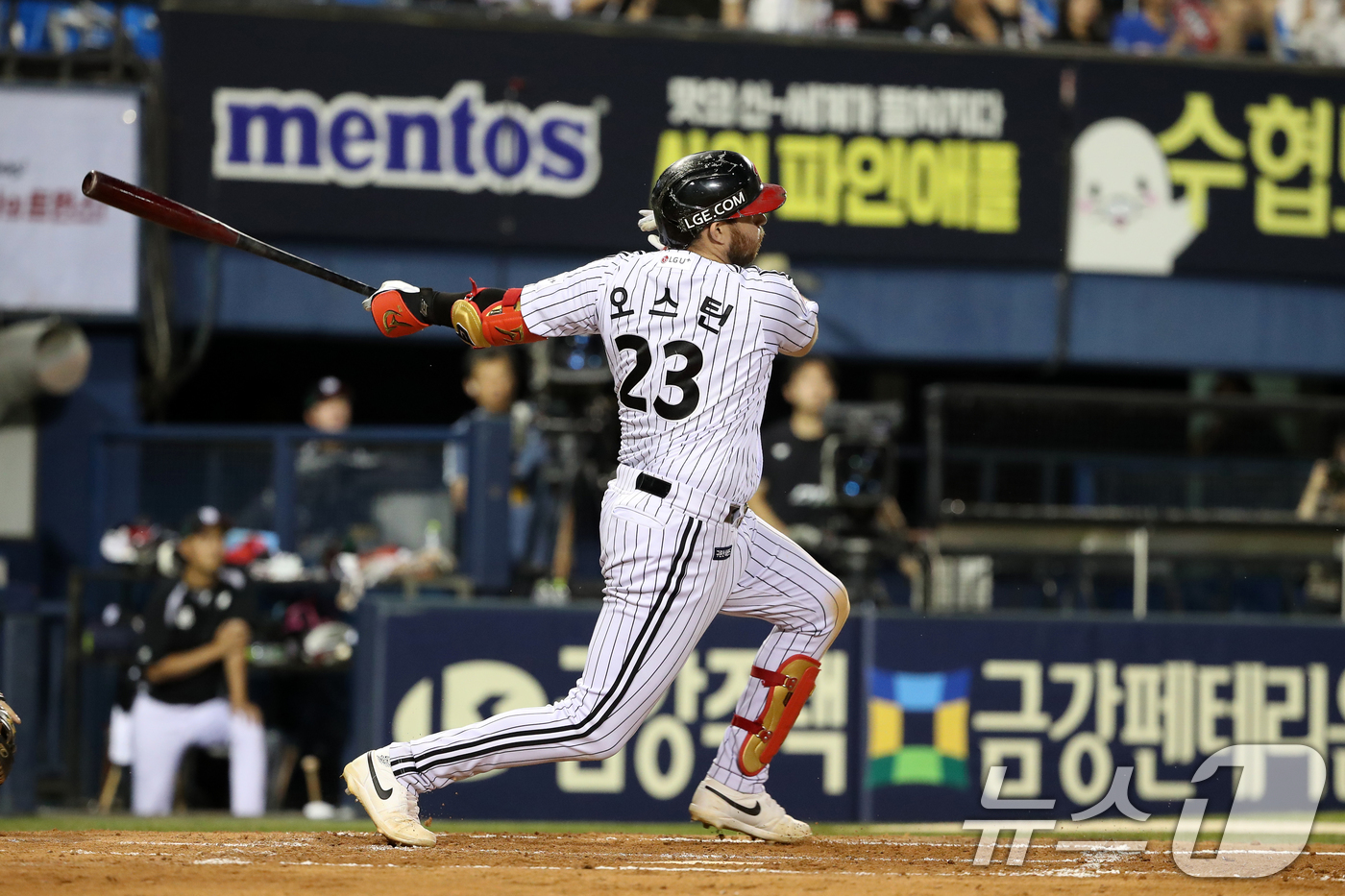 (서울=뉴스1) 이승배 기자 = 29일 오후 서울 송파구 잠실야구장에서 열린 프로야구 '2024 신한 SOL뱅크 KBO리그' LG 트윈스와 kt 위즈의 경기에서 3회말 LG 공격 …