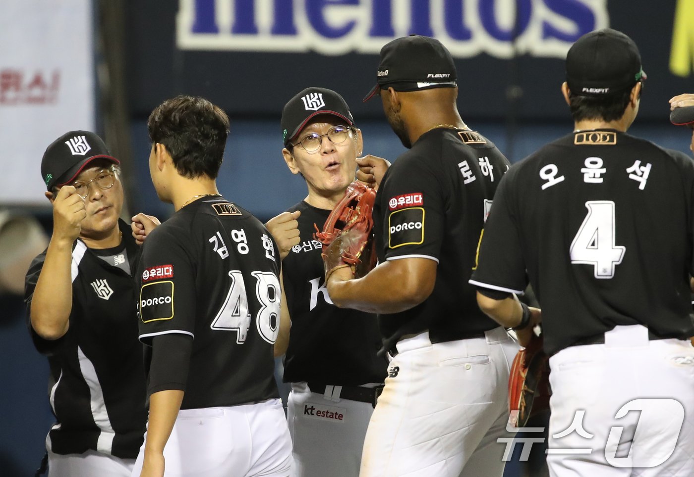 본문 이미지 - 29일 오후 서울 송파구 잠실야구장에서 열린 프로야구 '2024 신한 SOL뱅크 KBO리그' LG 트윈스와 kt 위즈의 경기에서 8대7로 승리한 이강철 kt 감독이 선수들을 격려하고 있다. 2024.8.29/뉴스1 ⓒ News1 이승배 기자
