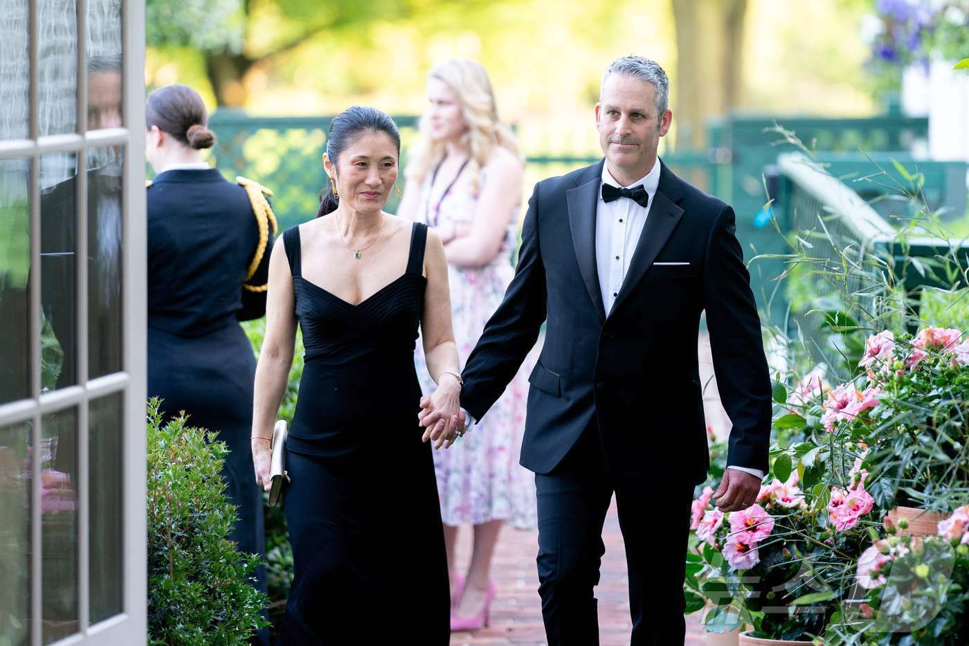 본문 이미지 - 카멀라 해리스 부통령의 남편 더그 엠포흐의 동생인 앤드루 엠호프(Andrew Emhoff)와 그의 한국계 부인 주디 리(Judy Lee) 박사가 지난해 4월 27일(현지시간) 윤석열 대통령의 미국 국빈 방문 당시 워싱턴 국무부 청사 내 벤저민 플랭클린룸에서 열린 오찬 행사장에 입장하고 있다. ⓒ AFP=뉴스1 ⓒ News1 류정민 특파원