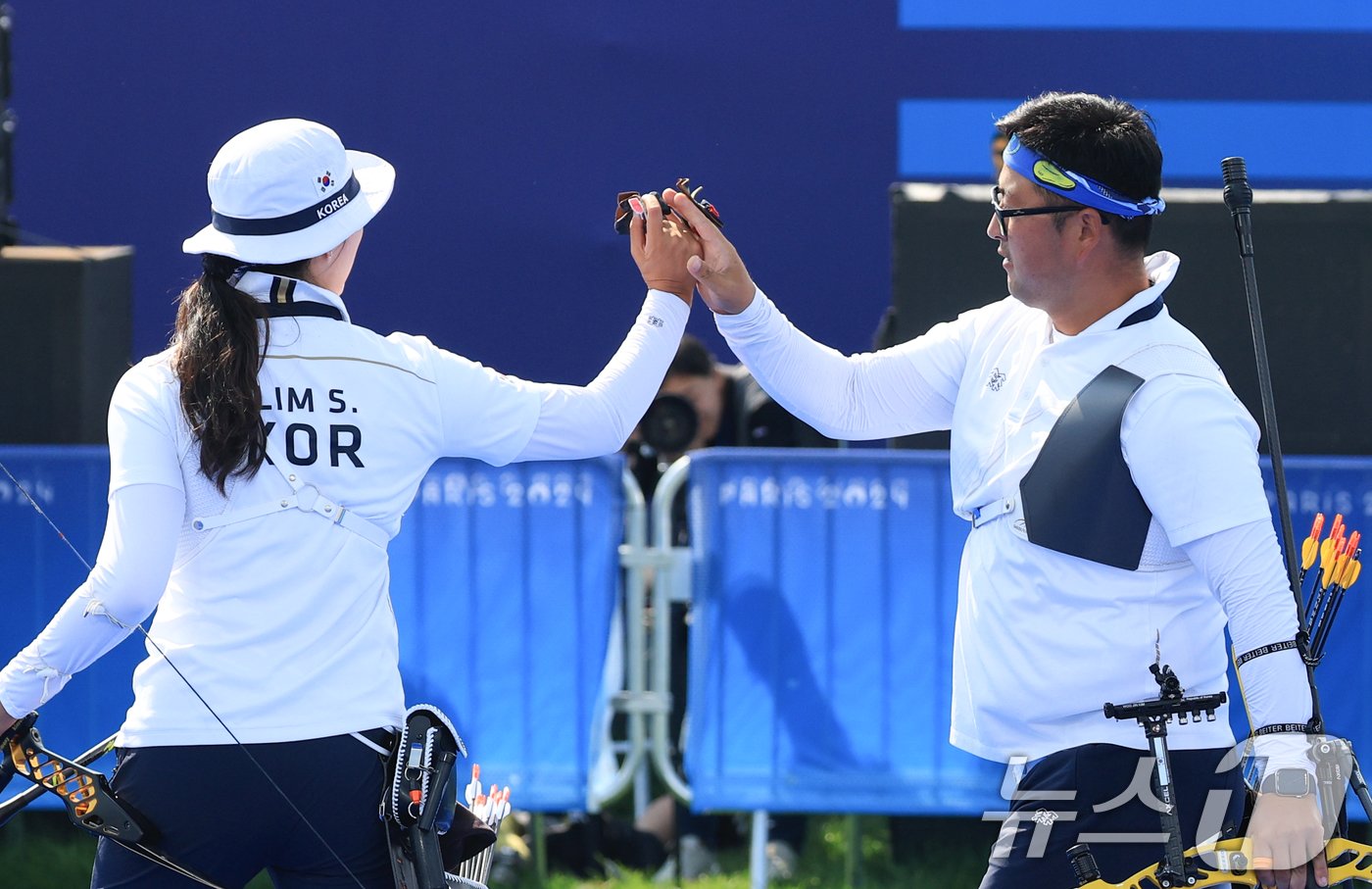 본문 이미지 - 대한민국 양궁 대표팀 선수가 김우진, 임시현이 2일 오후(한국시간) 프랑스 파리 앵발리드에서 진행된 파리올림픽 양궁 혼성 단체 금메달 결정전 독일의 미셸 크로펜, 플로리안 칼룬드 조와의 경기에서 금메달을 확정지은 후 기뻐하고 있다. 2024.8.2/뉴스1 ⓒ News1 박정호 기자