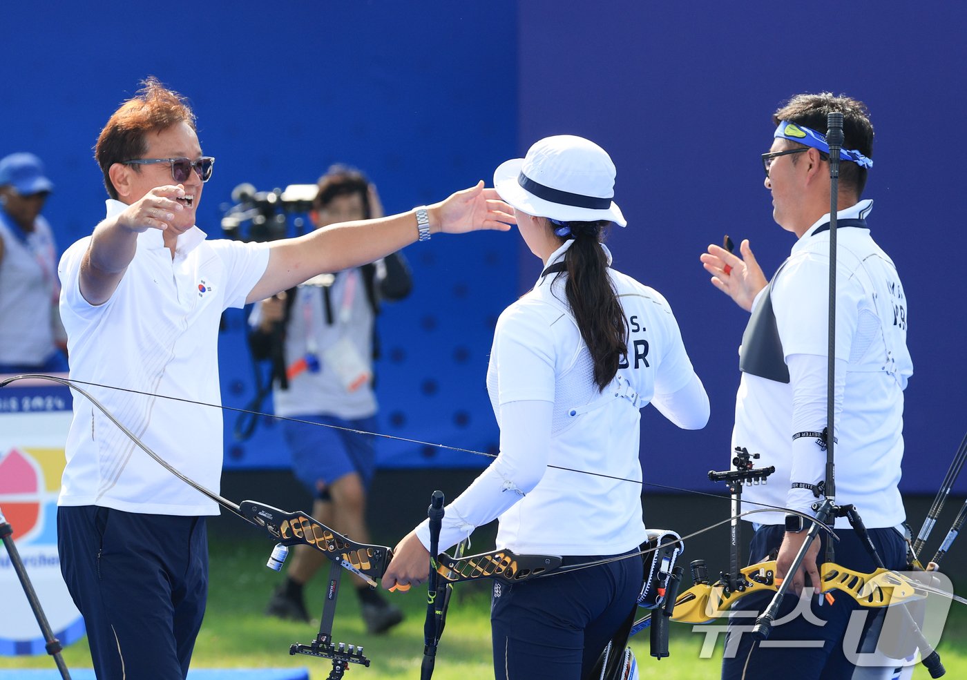 대한민국 양궁 대표팀 선수가 김우진, 임시현, 박성수 감독이 2일 오후&#40;한국시간&#41; 프랑스 파리 앵발리드에서 진행된 파리올림픽 양궁 혼성 단체 금메달 결정전 독일의 미셸 크로펜, 플로리안 칼룬드 조와의 경기에서 금메달을 확정지은 후 기뻐하고 있다. 2024.8.2/뉴스1 ⓒ News1 박정호 기자