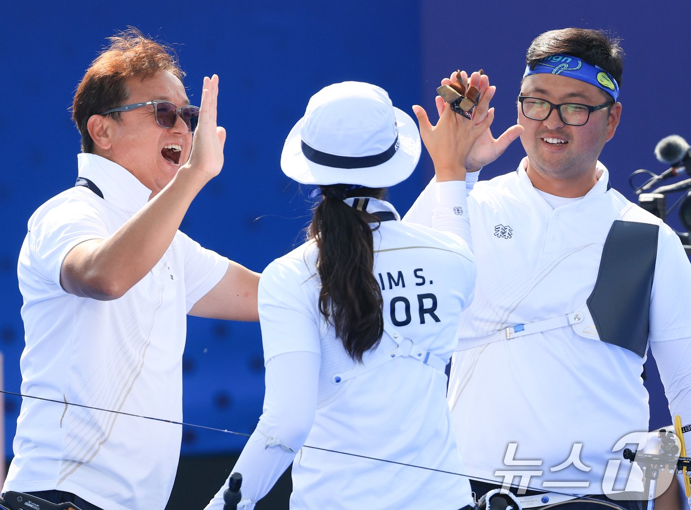 대한민국 양궁 대표팀 선수가 김우진, 임시현 박성수 감독이 2일 오후&#40;한국시간&#41; 프랑스 파리 앵발리드에서 진행된 파리올림픽 양궁 혼성 단체 금메달 결정전 독일의 미셸 크로펜, 플로리안 칼룬드 조와의 경기에서 금메달을 확정지은 후 기뻐하고 있다. 2024.8.2/뉴스1 ⓒ News1 박정호 기자