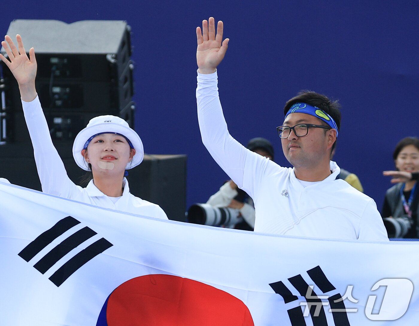 본문 이미지 - 대한민국 양궁 대표팀 선수가 김우진, 임시현이 2일 오후&#40;한국시간&#41; 프랑스 파리 앵발리드에서 진행된 파리올림픽 양궁 혼성 단체 금메달 결정전 독일의 미셸 크로펜, 플로리안 칼룬드 조와의 경기에서 금메달을 확정지은 후 기뻐하고 있다. 2024.8.2/뉴스1 ⓒ News1 박정호 기자