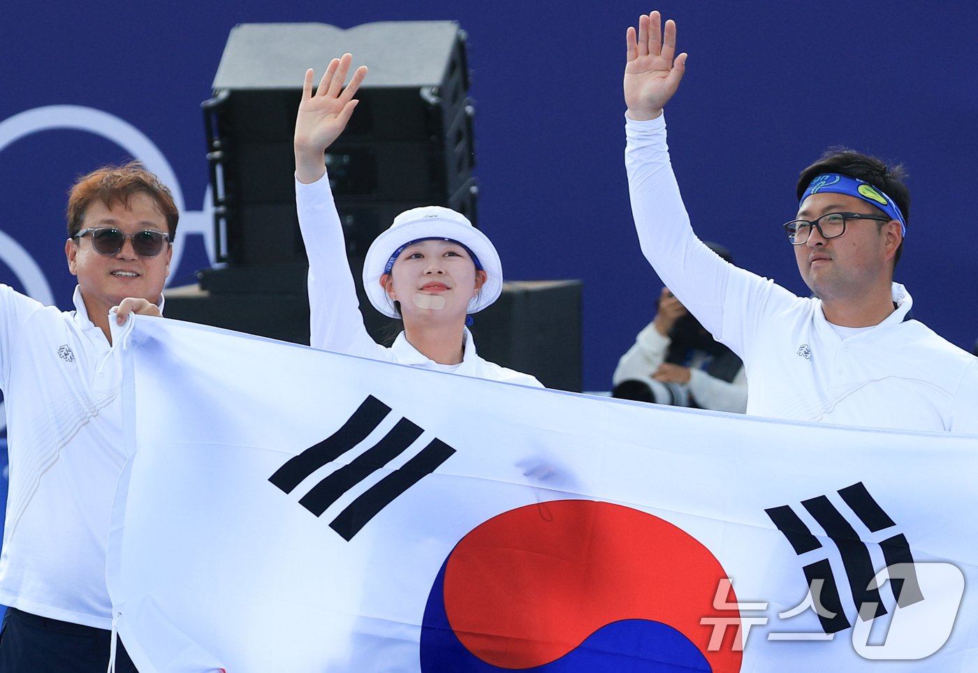 대한민국 양궁 대표팀 선수가 김우진, 임시현, 박성수 감독이 2일 오후&#40;한국시간&#41; 프랑스 파리 앵발리드에서 진행된 파리올림픽 양궁 혼성 단체 금메달 결정전 독일의 미셸 크로펜, 플로리안 칼룬드 조와의 경기에서 금메달을 확정지은 후 기뻐하고 있다. 2024.8.2/뉴스1 ⓒ News1 박정호 기자