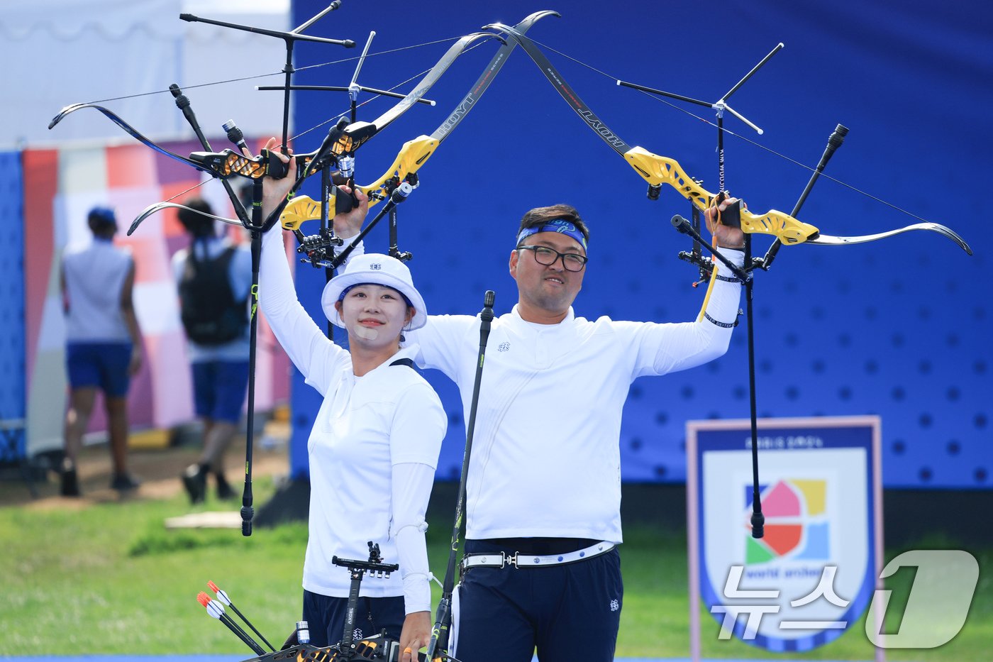 대한민국 양궁 대표팀 선수가 김우진, 임시현이 2일 오후&#40;한국시간&#41; 프랑스 파리 앵발리드에서 진행된 파리올림픽 양궁 혼성 단체 금메달 결정전 독일의 미셸 크로펜, 플로리안 칼룬드 조와의 경기에서 금메달을 확정지은 후 기뻐하고 있다. 2024.8.2/뉴스1 ⓒ News1 박정호 기자