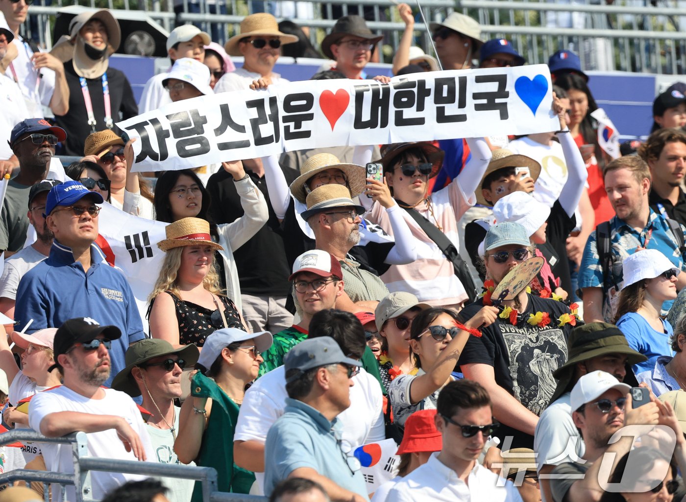 2일 오후&#40;한국시간&#41; 프랑스 파리 앵발리드에서 진행된 파리올림픽 양궁 혼성 단체 금메달 결정전 대한민국 김우진, 임시현과 독일의 미셸 크로펜, 플로리안 칼룬드 조와의 경기를 찾은 한국 관중들이 응원을 하고 있다. 2024.8.2/뉴스1 ⓒ News1 박정호 기자