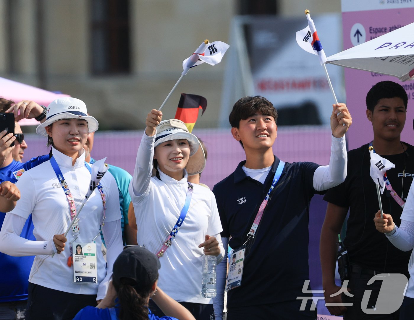 대한민국 양궁 대표팀 남수현&#40;왼쪽부터&#41;, 정훈영, 김제덕이 2일 오후&#40;한국시간&#41; 프랑스 파리 앵발리드에서 진행된 파리올림픽 양궁 혼성 단체 금메달 결정전 대한민국 김우진, 임시현과 독일의 미셸 크로펜, 플로리안 칼룬드 조와의 경기를 찾아 금메달을 획득한 선수들을 응원하고 있다. 2024.8.2/뉴스1 ⓒ News1 박정호 기자