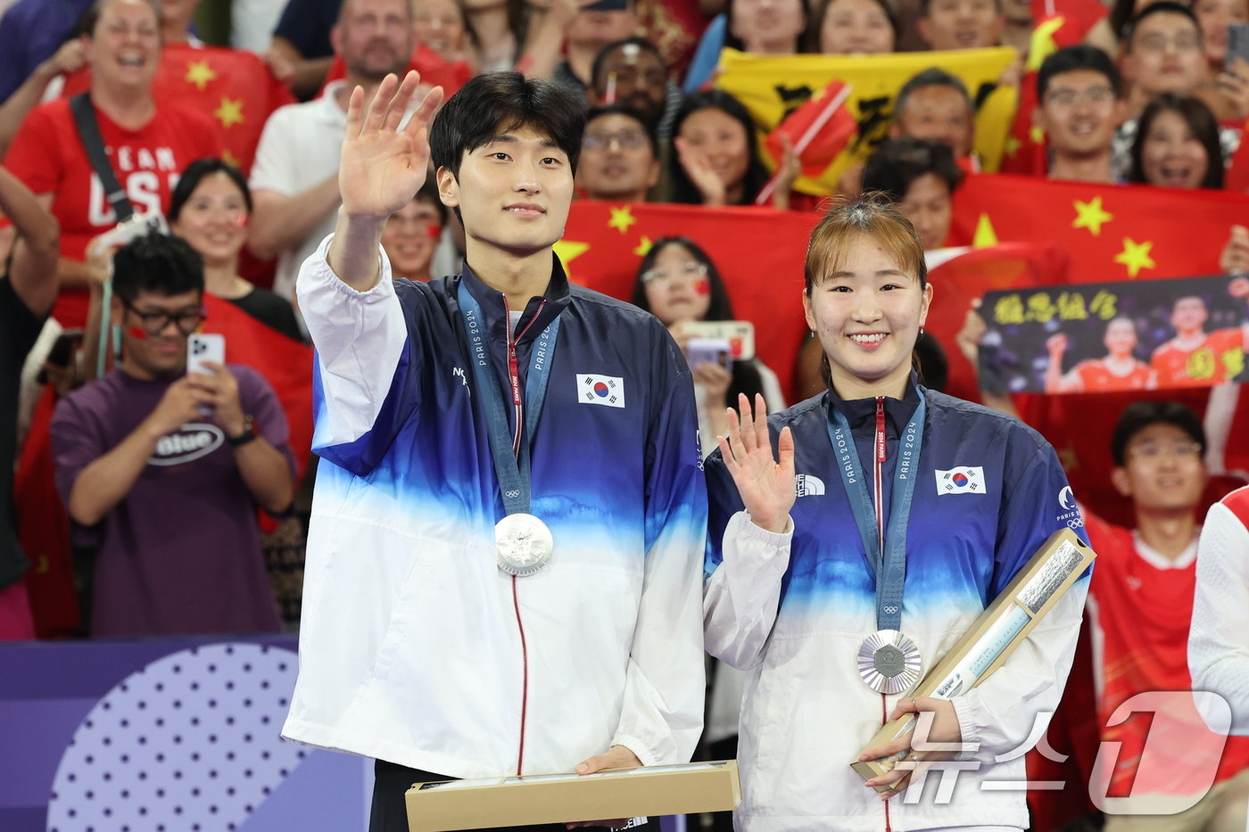 대한민국 배드민턴 대표팀 김원호, 정나은이 2일&#40;한국시간&#41; 프랑스 파리 라 샤펠 아레나에서 열린 배드민턴 혼합복식 시상식에서 은메달을 목에 걸고 기뻐하고 있다. 2024.8.2/뉴스1 ⓒ News1 이동해 기자