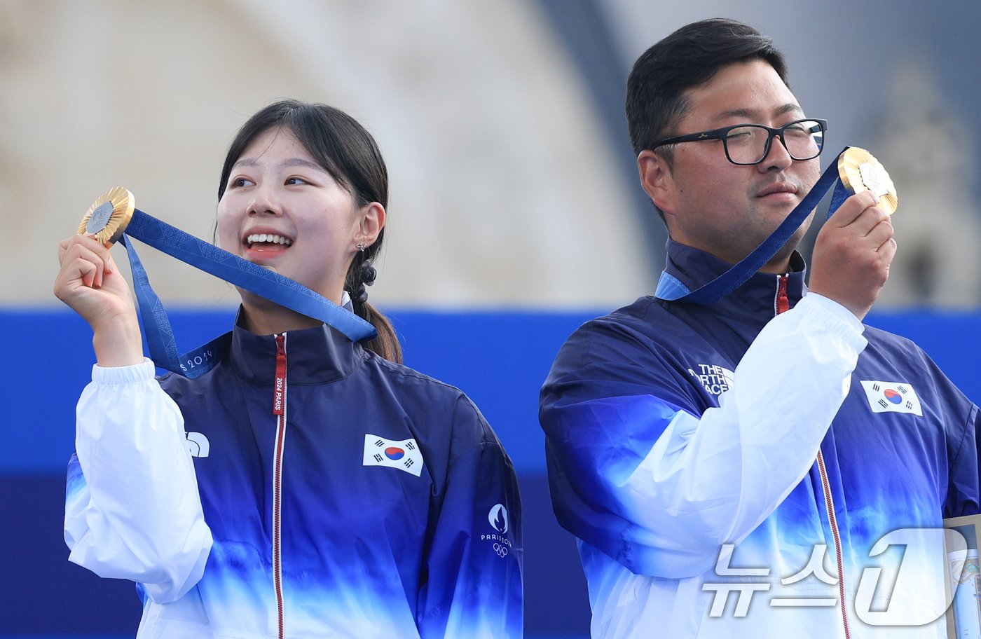 대한민국 양궁 대표팀 김우진, 임시현 선수가 3일&#40;한국시간&#41; 프랑스 파리 앵발리드에서 진행된 파리올림픽 양궁 혼성 단체 시상식에서 수여 받은 금메달을 들어보이고 있다. 2024.8.3/뉴스1 ⓒ News1 박정호 기자