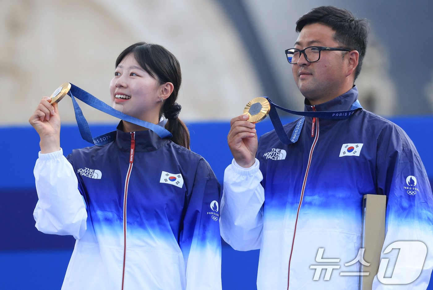 대한민국 양궁 대표팀 김우진, 임시현 선수가 3일&#40;한국시간&#41; 프랑스 파리 앵발리드에서 진행된 파리올림픽 양궁 혼성 단체 시상식에서 수여 받은 금메달을 들어보이고 있다. 2024.8.3/뉴스1 ⓒ News1 박정호 기자