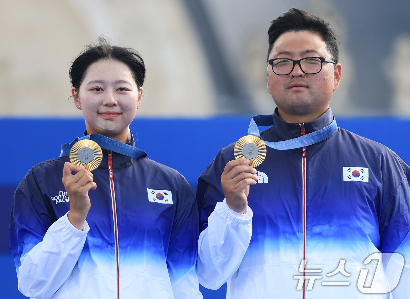 본문 이미지 - 대한민국 양궁 대표팀 김우진, 임시현 선수가 3일&#40;한국시간&#41; 프랑스 파리 앵발리드에서 진행된 파리올림픽 양궁 혼성 단체 시상식에서 금메달을 수여 받은 후 기뻐하고 있다. 2024.8.3/뉴스1 ⓒ News1 박정호 기자