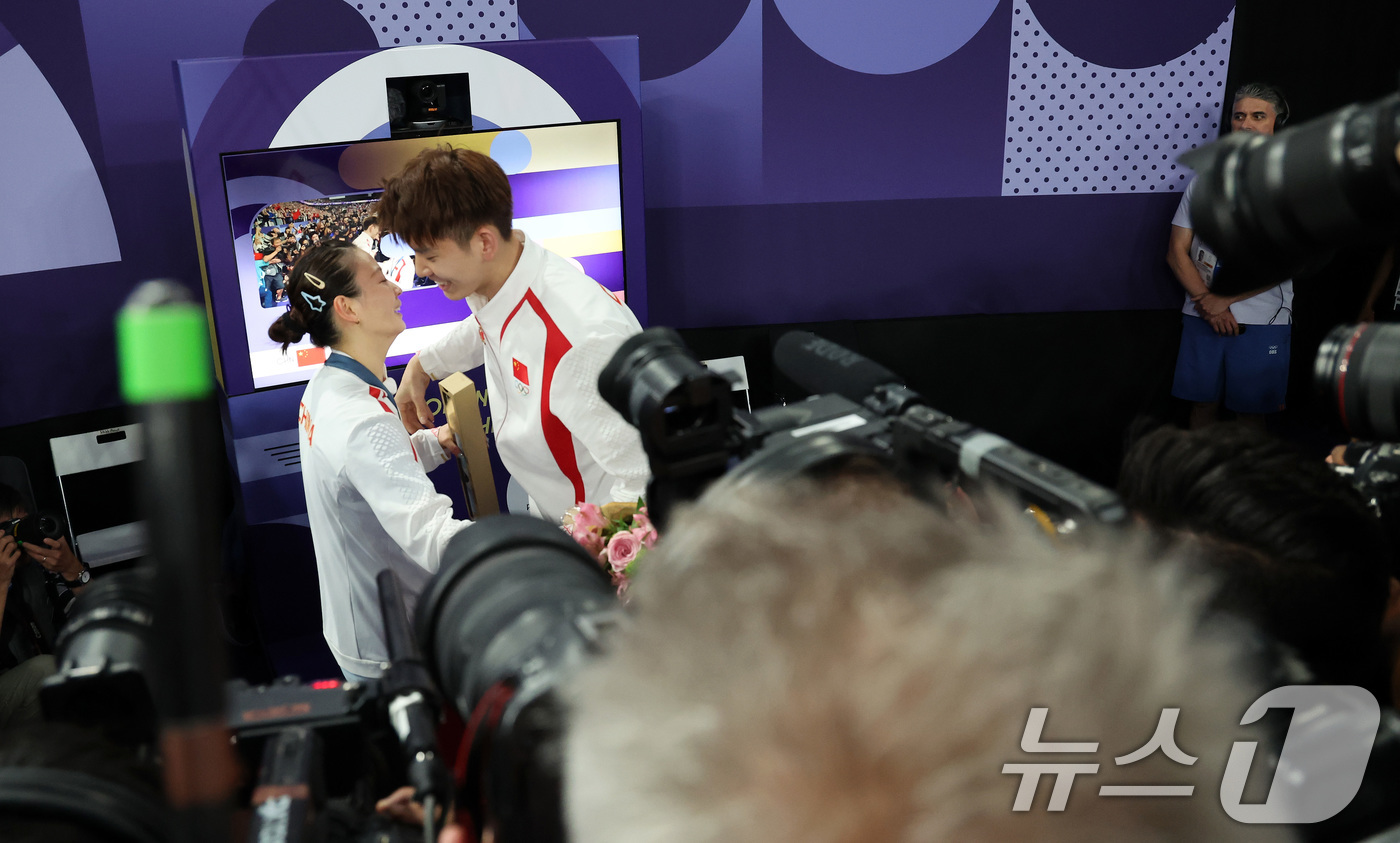 (파리(프랑스)=뉴스1) 이동해 기자 = 중국 배드민턴 황야총이 2일(한국시간) 프랑스 파리 라 샤펠 아레나에서 열린 배드민턴 혼합복식 금메달 결정전 시상식을 마치고 믹스트존을 향 …