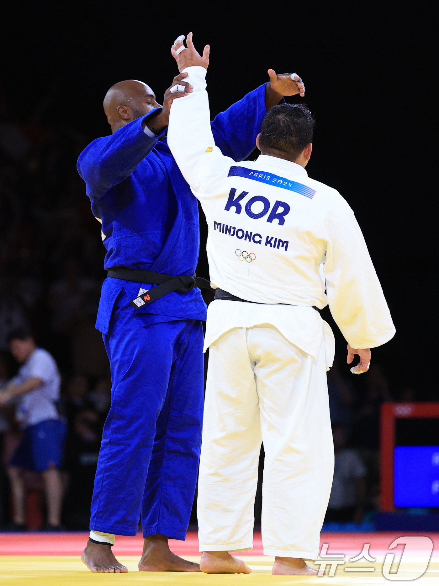 본문 이미지 - 대한민국 유도대표팀 김민종 선수가 3일(한국시간) 프랑스 파리 샹 드 마르스 아레나에서 진행된 파리올림픽 유도 남자 +100kg 토너먼트 금메달 결정전 프랑스의 테디 리네르와의 경기를 패배한 후 인사하고 있다. 2024.8.3/뉴스1 ⓒ News1 박정호 기자