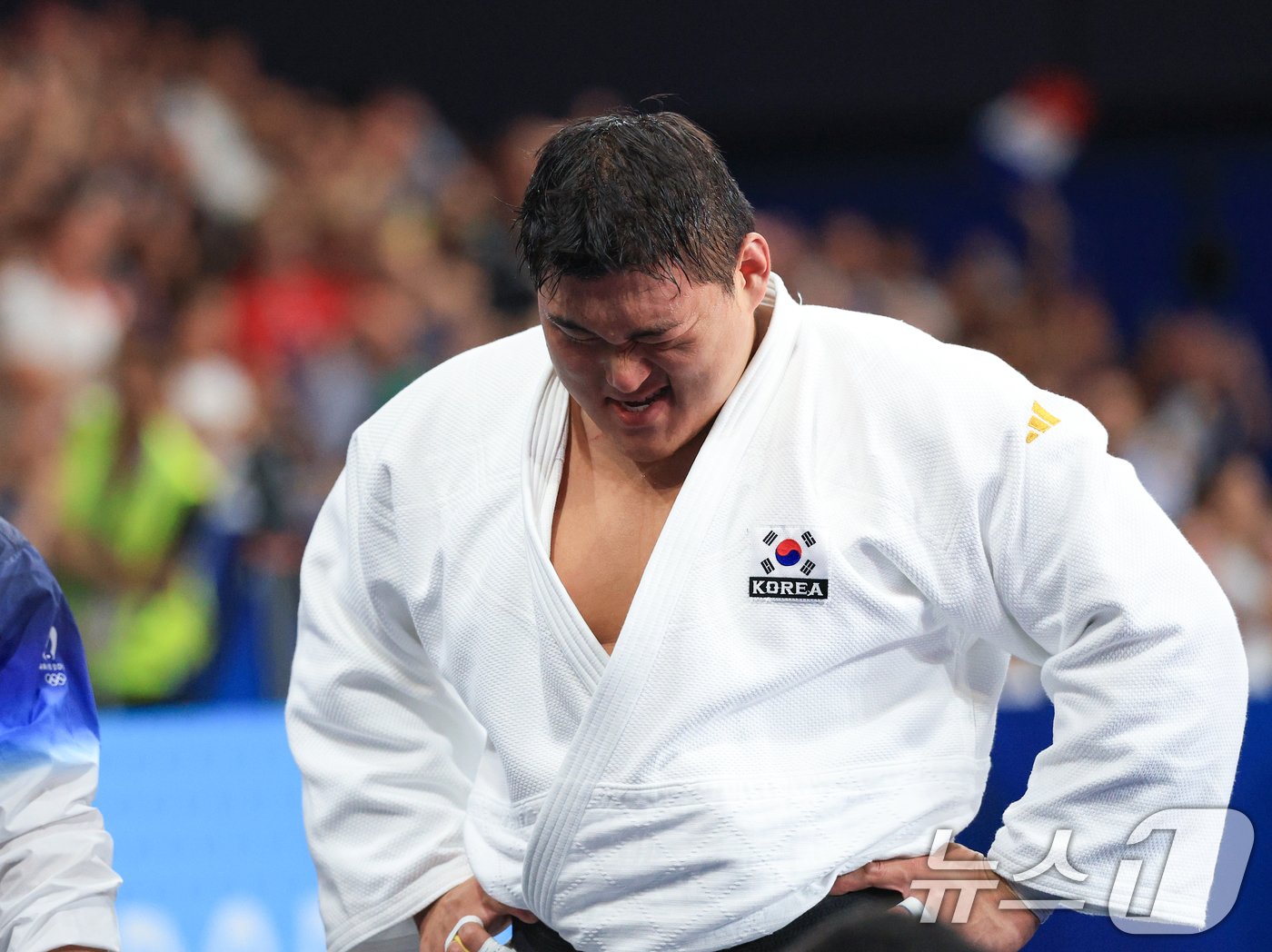 대한민국 유도대표팀 김민종 선수가 3일&#40;한국시간&#41; 프랑스 파리 샹 드 마르스 아레나에서 진행된 파리올림픽 유도 남자 +100kg 토너먼트 금메달 결정전 프랑스의 테디 리네르와의 경기를 패배한 후 경기장을 나서고 있다. 2024.8.3/뉴스1 ⓒ News1 박정호 기자