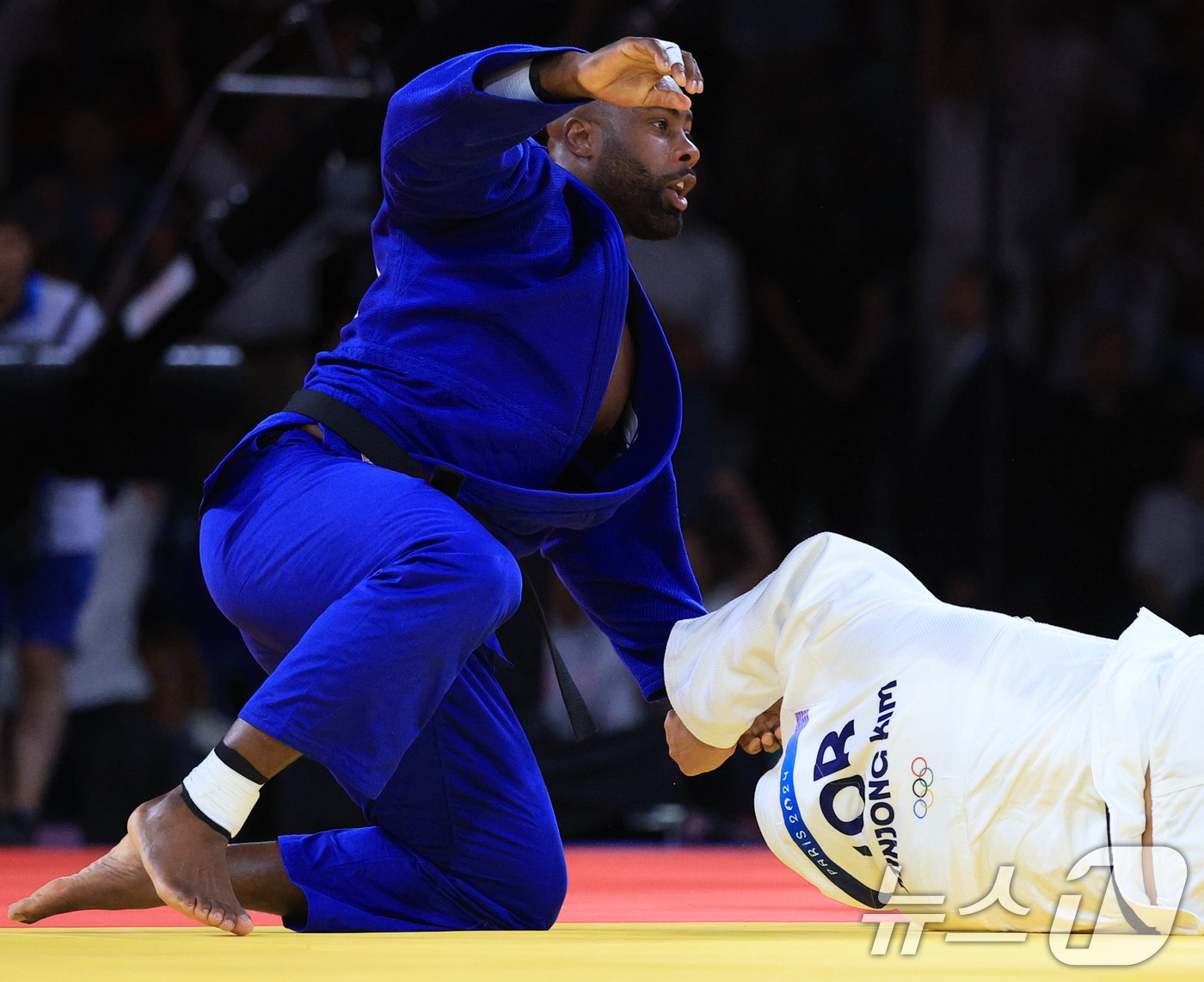 본문 이미지 - 프랑스 유도대표팀 테디 리네르가 3일(한국시간) 프랑스 파리 샹 드 마르스 아레나에서 진행된 파리올림픽 유도 남자 +100kg 토너먼트 금메달 결정전 대한민국 김민종과의 경기에서 금메달을 확정지은 후 기뻐하고 있다. 2024.8.3/뉴스1 ⓒ News1 박정호 기자