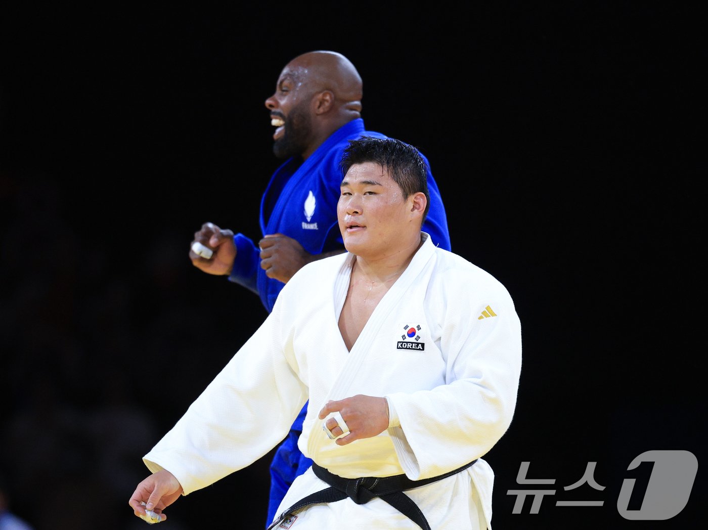 본문 이미지 - 대한민국 유도대표팀 김민종 선수가 3일(한국시간) 프랑스 파리 샹 드 마르스 아레나에서 진행된 파리올림픽 유도 남자 +100kg 토너먼트 금메달 결정전 프랑스의 테디 리네르와의 경기를 패배한 후 경기장을 나서고 있다. 2024.8.3/뉴스1 ⓒ News1 박정호 기자