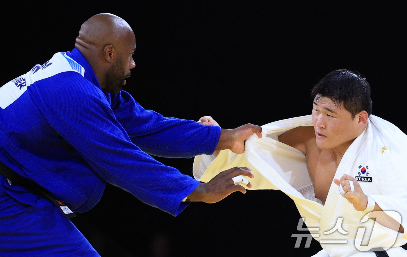 본문 이미지 - 대한민국 유도대표팀 김민종 선수가 3일(한국시간) 프랑스 파리 샹 드 마르스 아레나에서 진행된 파리올림픽 유도 남자 +100kg 토너먼트 금메달 결정전에서 프랑스의 테디 리네르와 맞대결을 펼치고 있다. 2024.8.3/뉴스1 ⓒ News1 박정호 기자