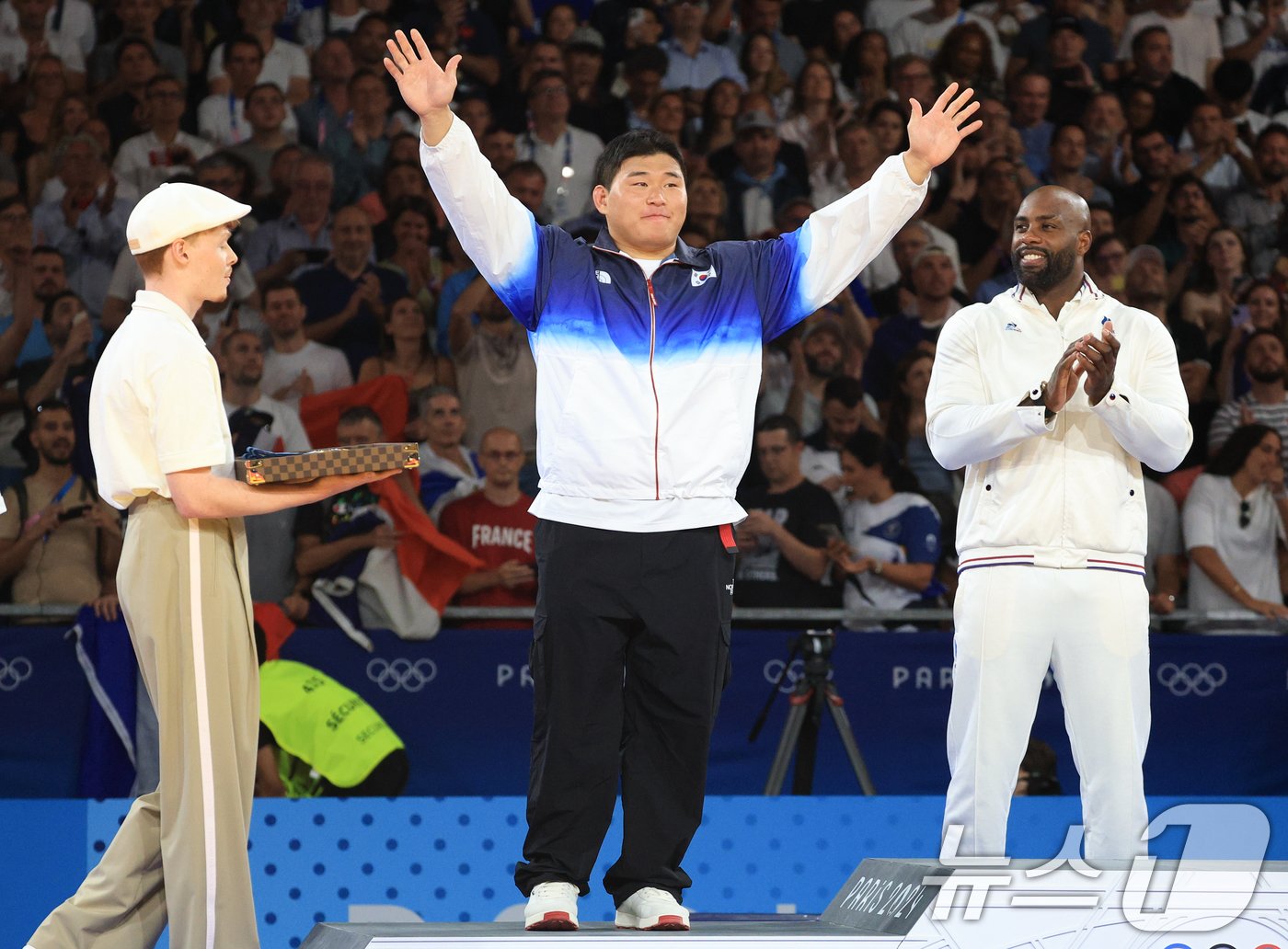 본문 이미지 - 대한민국 유도대표팀 김민종 선수가 3일(한국시간) 프랑스 파리 샹 드 마르스 아레나에서 진행된 파리올림픽 유도 남자 +100kg 시상식에서 시상대에 오르고 있다. 2024.8.3/뉴스1 ⓒ News1 박정호 기자
