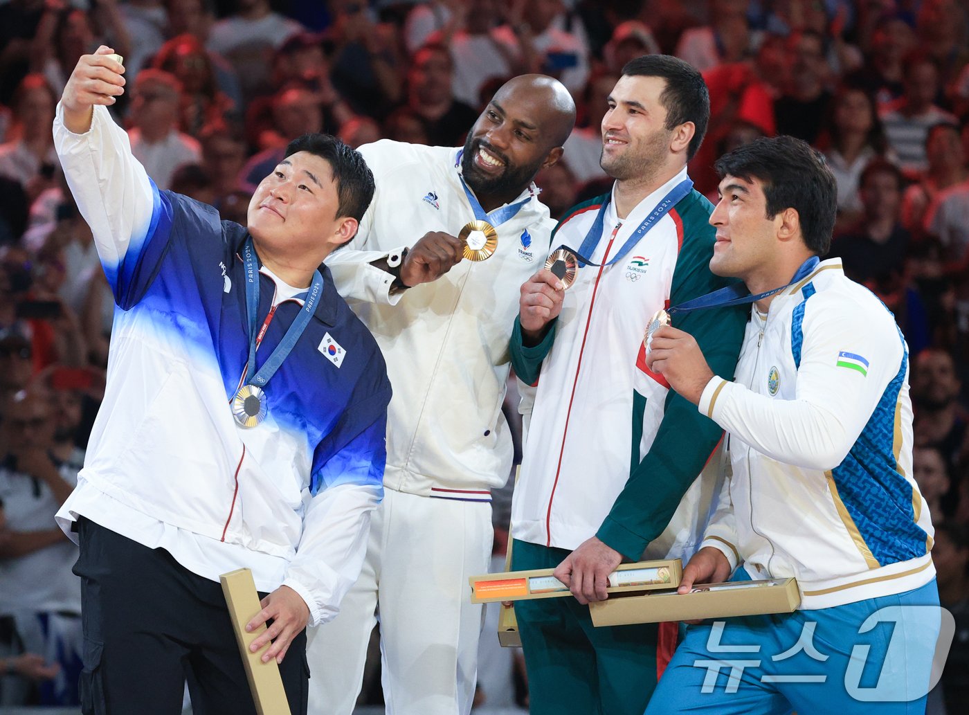 본문 이미지 - 대한민국 유도대표팀 김민종 선수가 3일(한국시간) 프랑스 파리 샹 드 마르스 아레나에서 진행된 파리올림픽 유도 남자 +100kg 시상식에서 메달리스트들과 빅토리 셀피를 촬영하고 있다. 2024.8.3/뉴스1 ⓒ News1 박정호 기자