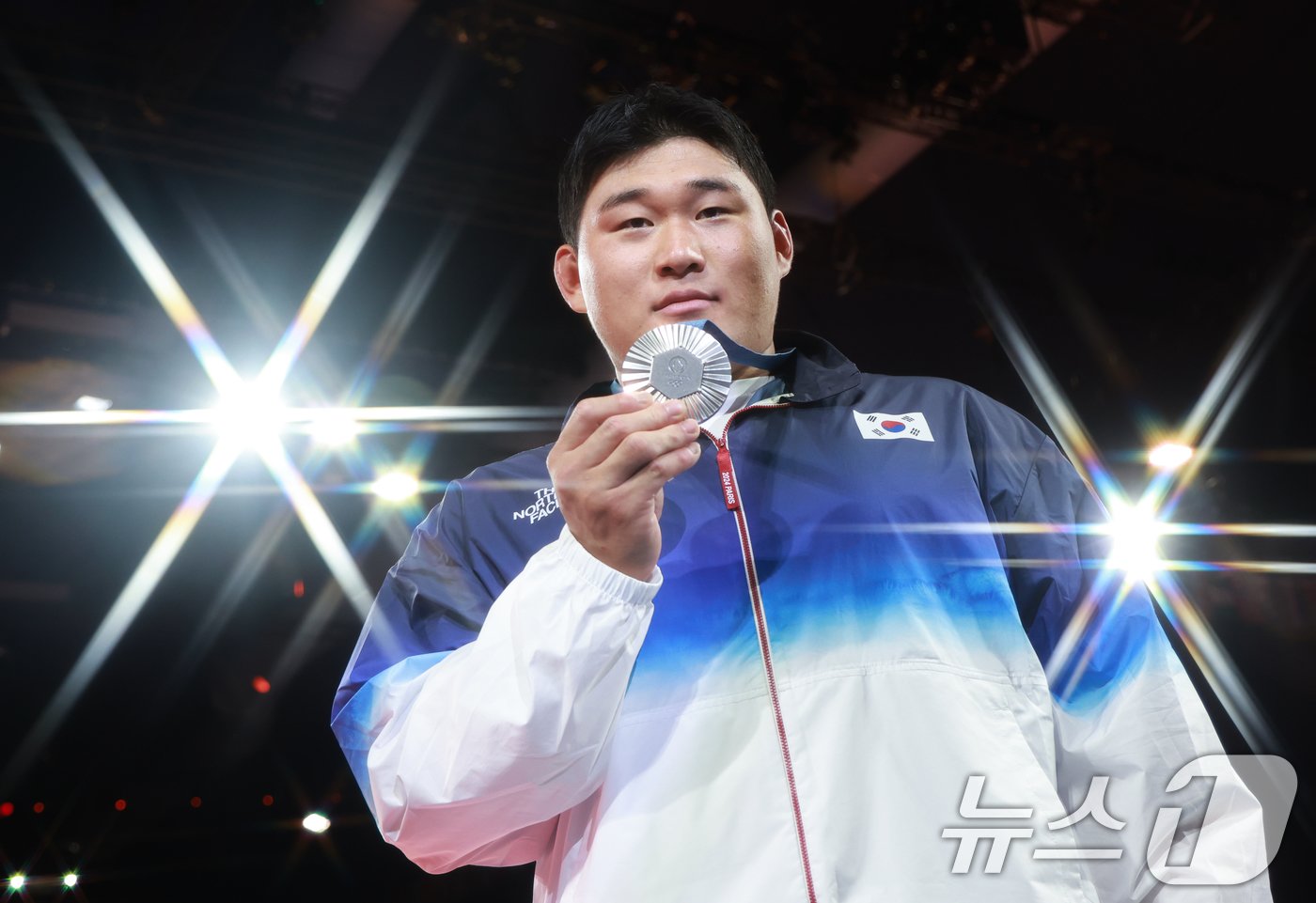 본문 이미지 - 대한민국 유도대표팀 김민종 선수가 3일(한국시간) 프랑스 파리 샹 드 마르스 아레나에서 진행된 파리올림픽 유도 남자 +100kg 시상식에서 포즈를 취하고 있다. 2024.8.3/뉴스1 ⓒ News1 박정호 기자