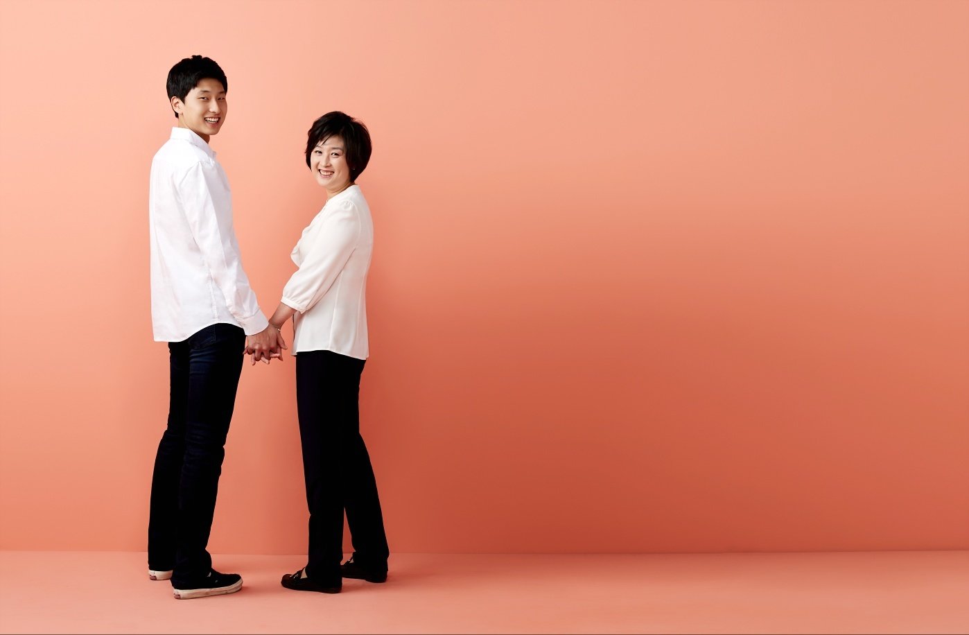 본문 이미지 - 2024 파리 올림픽 배드민턴 혼합복식 은메달리스트 김원호(왼쪽)와 그의 어머니 길영아 감독. (길영아 감독 제공) 