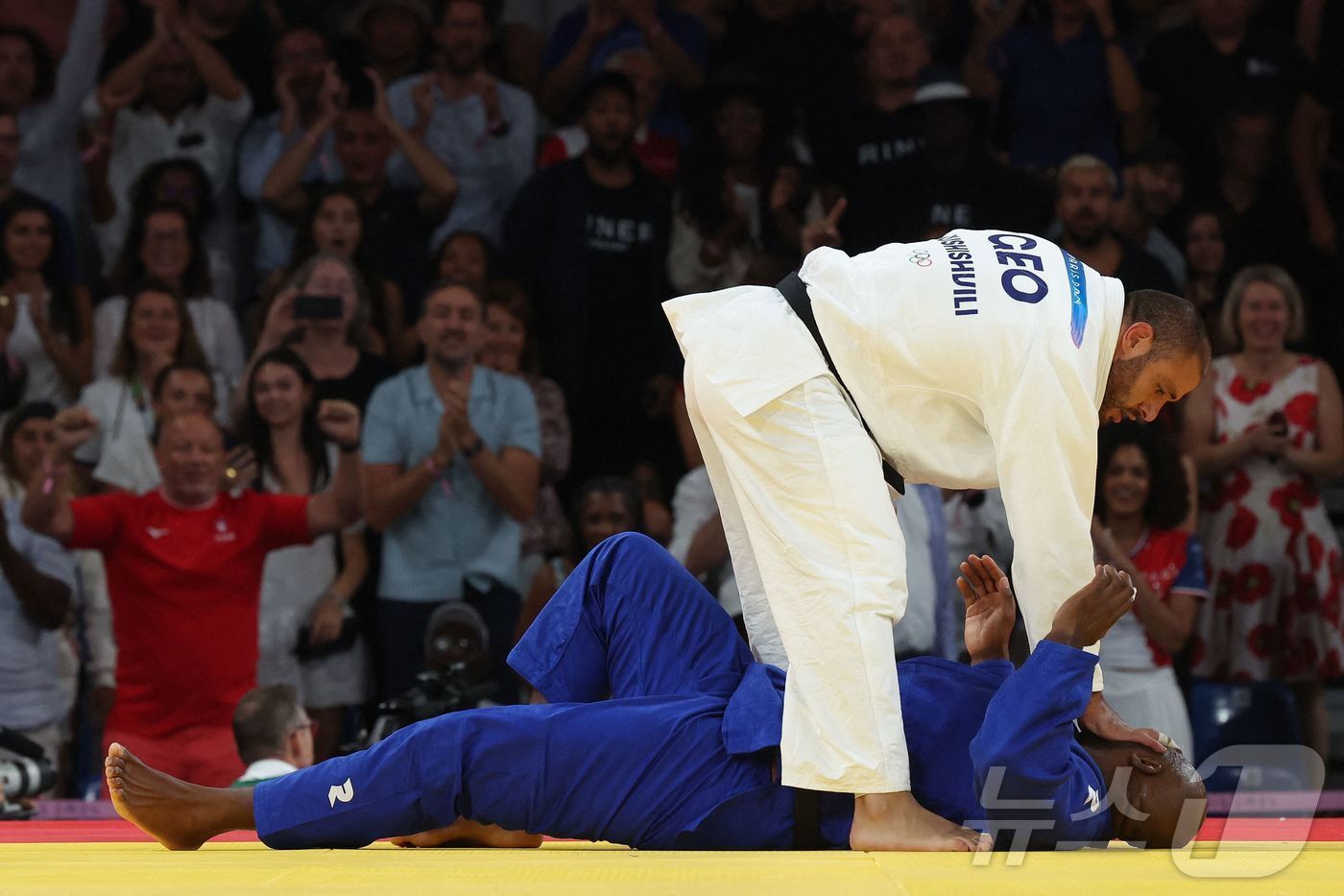 본문 이미지 - 리네르를 향해 비신사적인 행위를 한 투시슈빌리. ⓒ AFP=뉴스1