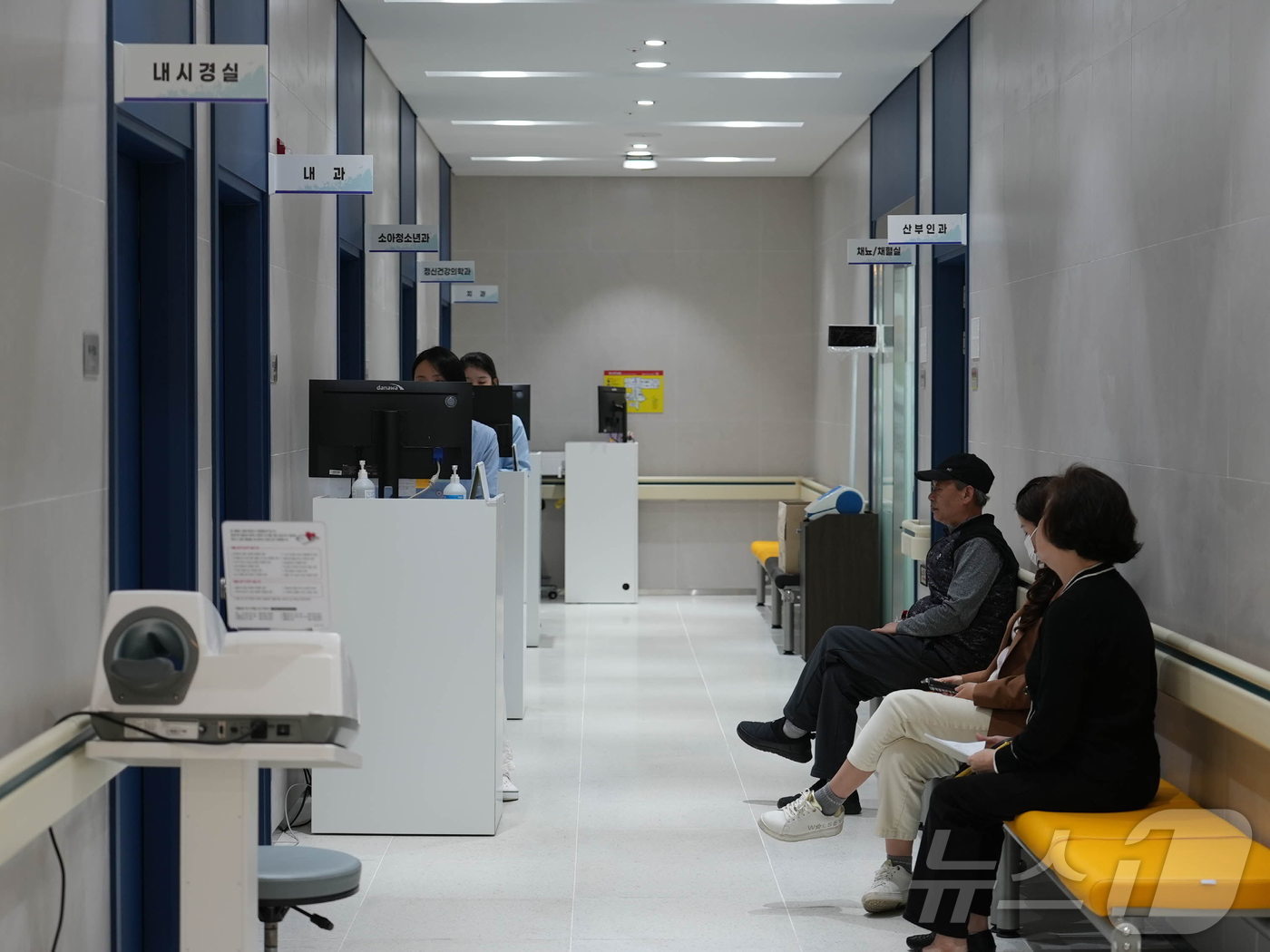 본문 이미지 - 진료 대기 중인 주민들.(단양군 제공)2024.8.3/뉴스1