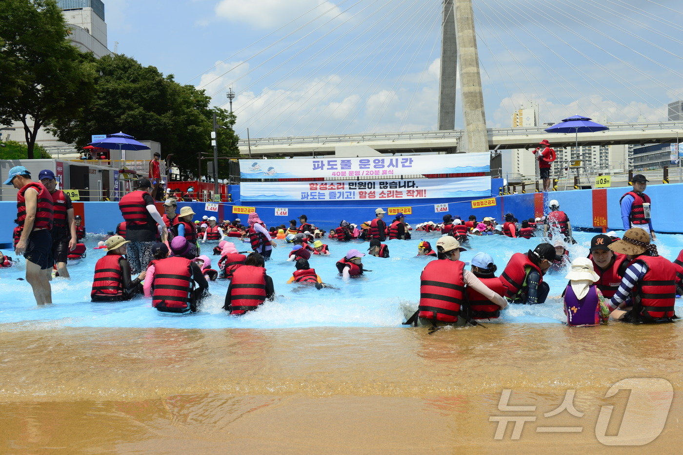 본문 이미지 - 3일 낮 12시 30분쯤 대구 남구 이천동 대봉교역 인근 신천 물놀이장에서 시민들이 파도풀을 즐기고 있다.2024.8.3/뉴스1 ⓒ News1 이성덕 기자