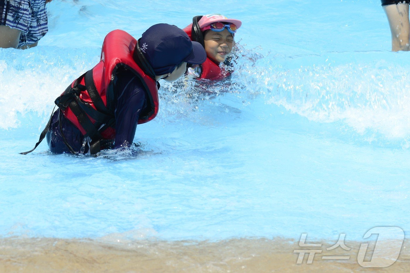 본문 이미지 - 3일 낮 12시 30분쯤 대구 남구 이천동 대봉교역 인근 신천 물놀이장에서 아이들이 해맑게 웃고 있다. 2024.8.3/뉴스1 ⓒ News1 이성덕 기자