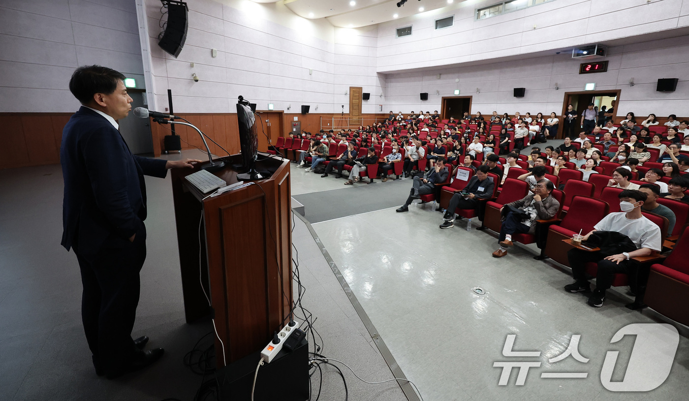 (서울=뉴스1) 김성진 기자 = 이동욱 경기도 의사회 회장이 3일 서울 강남구 세텍 컨벤션홀에서 열린 교수 및 전공의를 위한 제35대 경기도의사회 제1차 개원 준비 설명회에서 강연 …