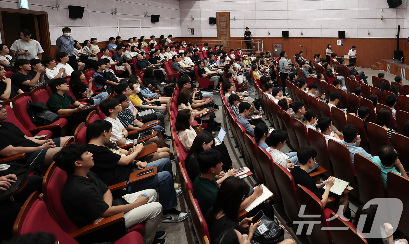 (서울=뉴스1) 김성진 기자 = 3일 서울 강남구 세텍 컨벤션홀에서 열린 교수 및 전공의를 위한 제35대 경기도의사회 제1차 개원 준비 설명회에서 참가자들이 강연을 듣고 있다. 2 …