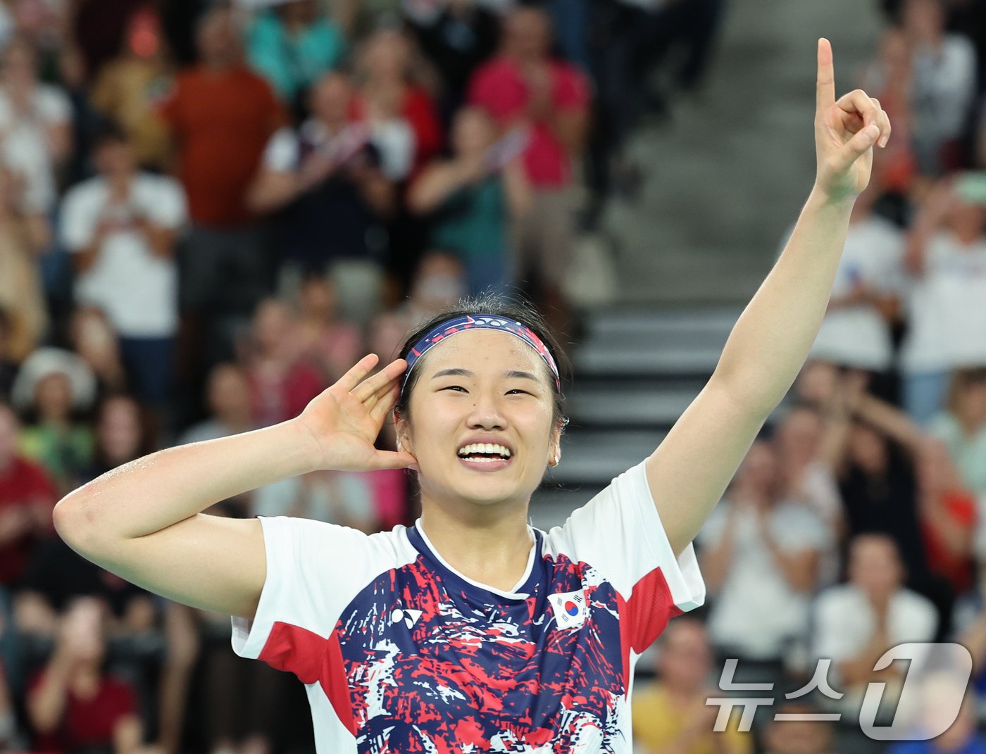 본문 이미지 - 대한민국 배드민턴 대표팀 안세영 선수가 3일(한국시간) 프랑스 파리 라 샤펠 아레나에서 열린 2024 파리올림픽 배드민턴 여자 단식 준준결승 일본 아카네 야마구치 선수와의 경기를 승리한 후 기뻐하고 있다. 2024.8.3/뉴스1 ⓒ News1 이동해 기자